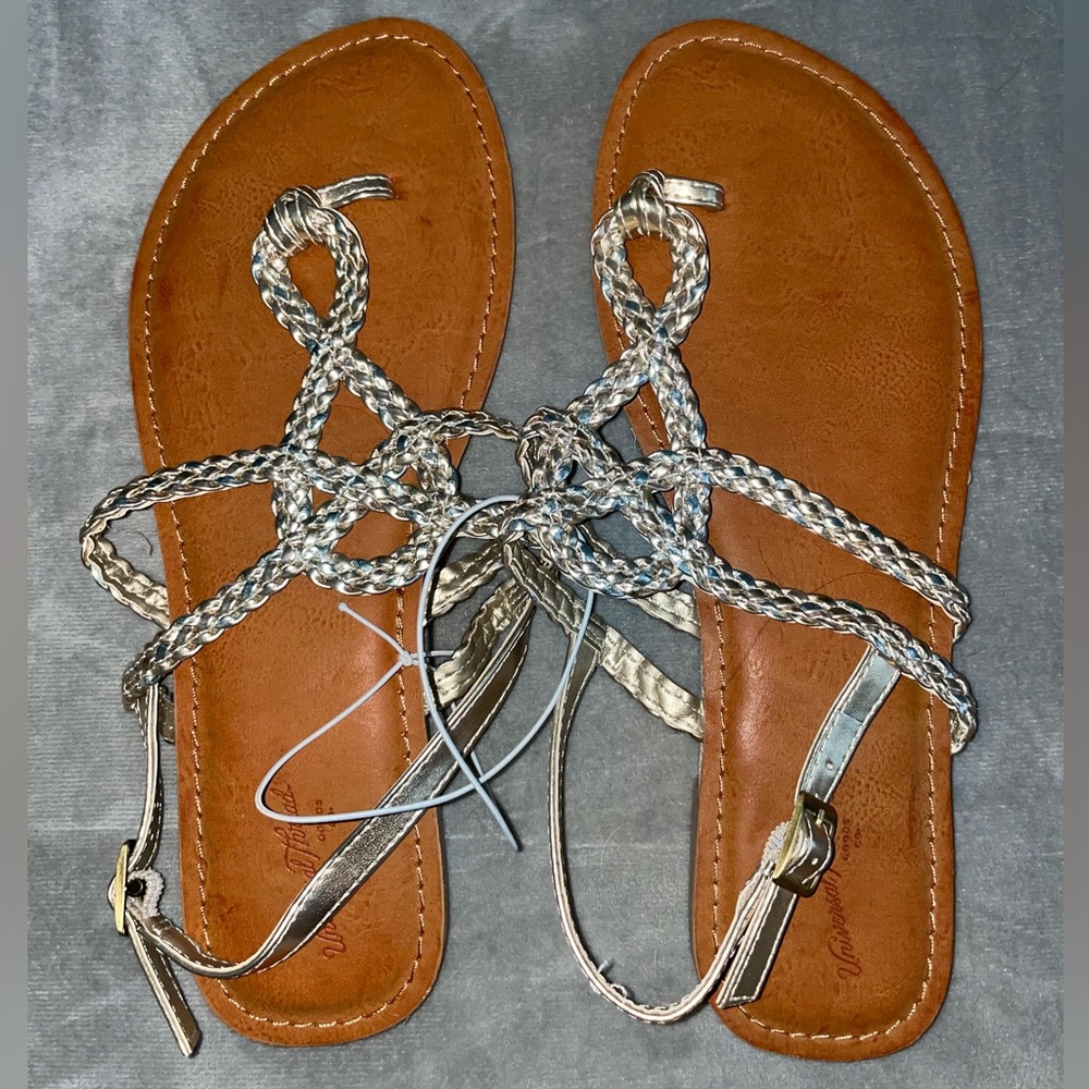 NWOT Universal Thread Sandals